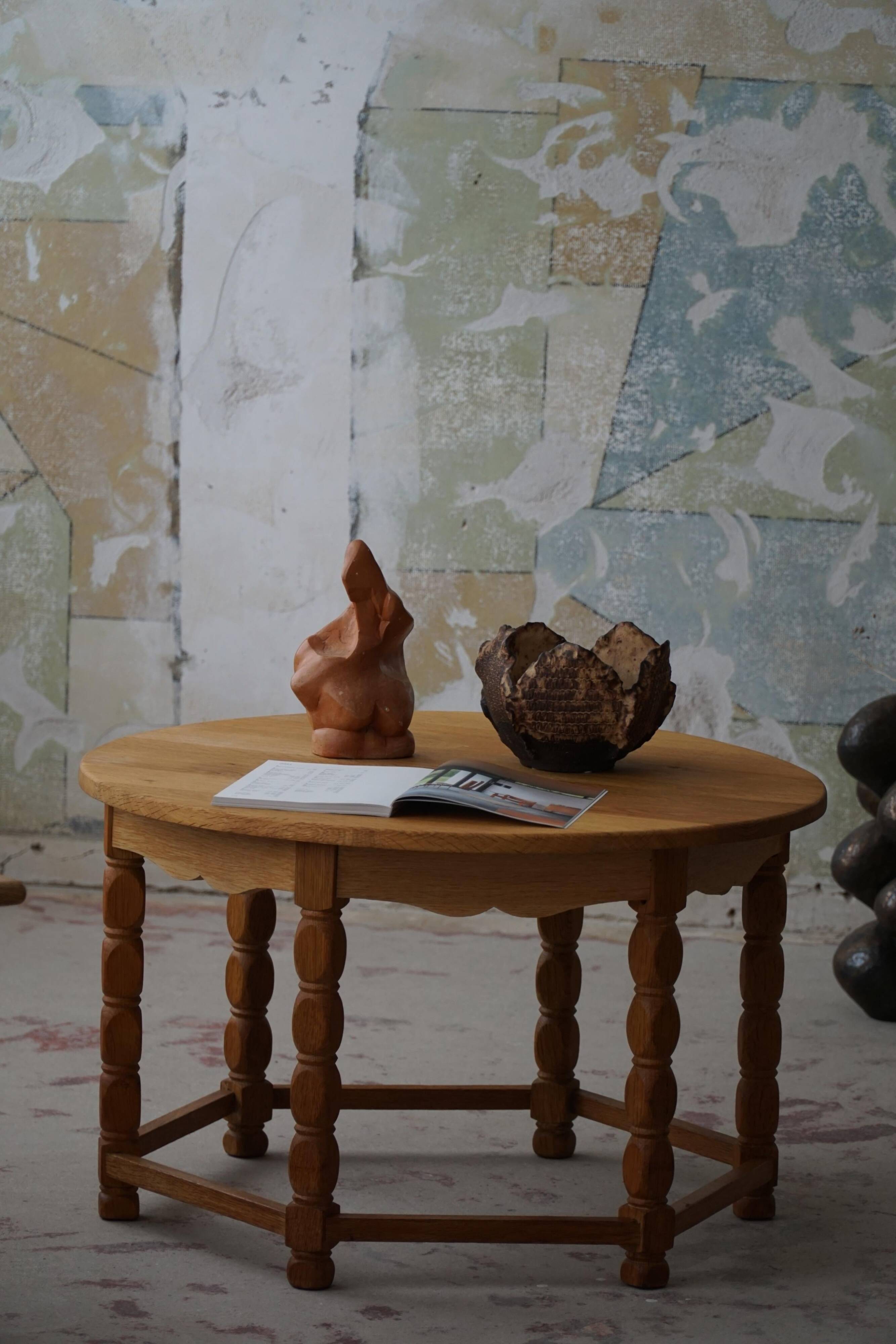 Round modern Danish brutalist coffee table/sofa in solid oak, 1960s.