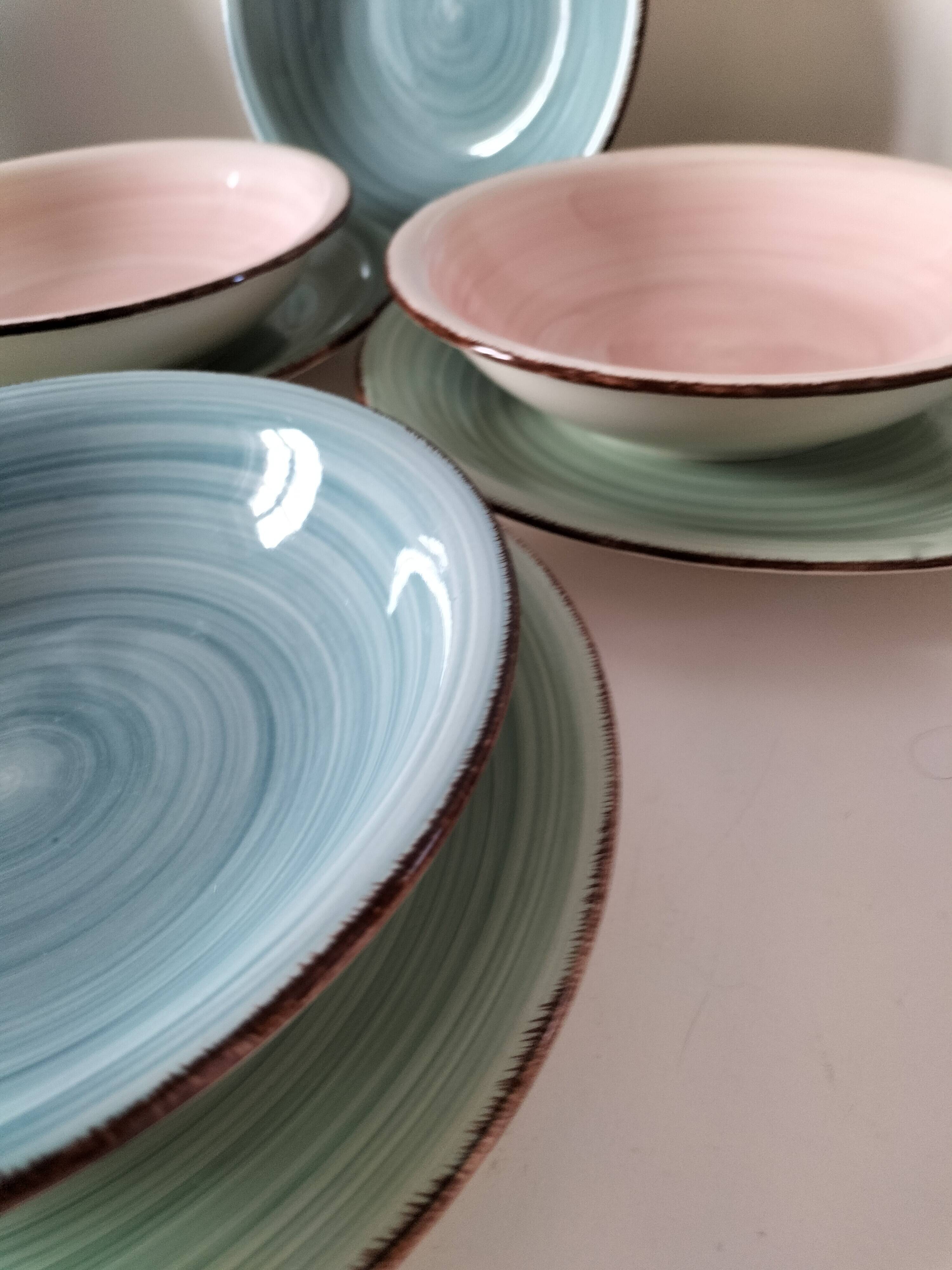 Set of 7 vintage flat and deep plates