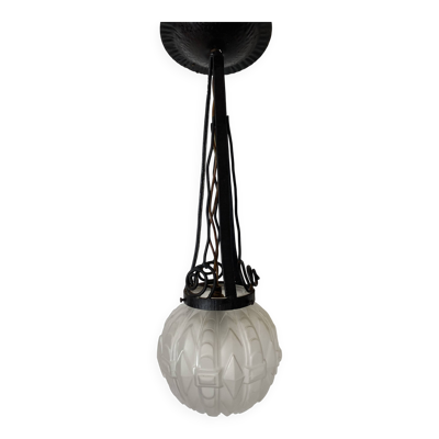 Suspension Art Déco 1930 en verre dépoli et fer forgé