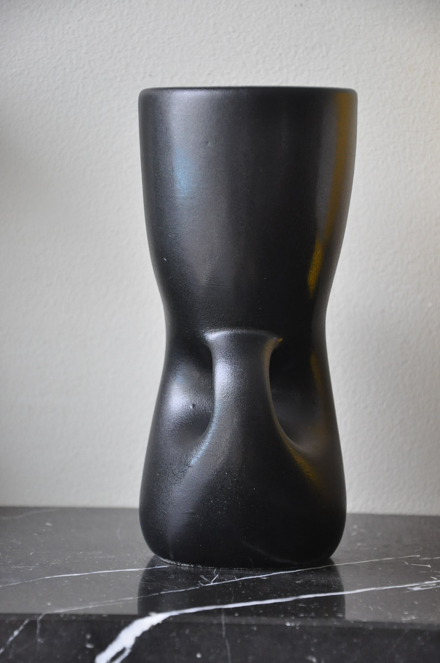 Vase noir céramique vintage forme libre