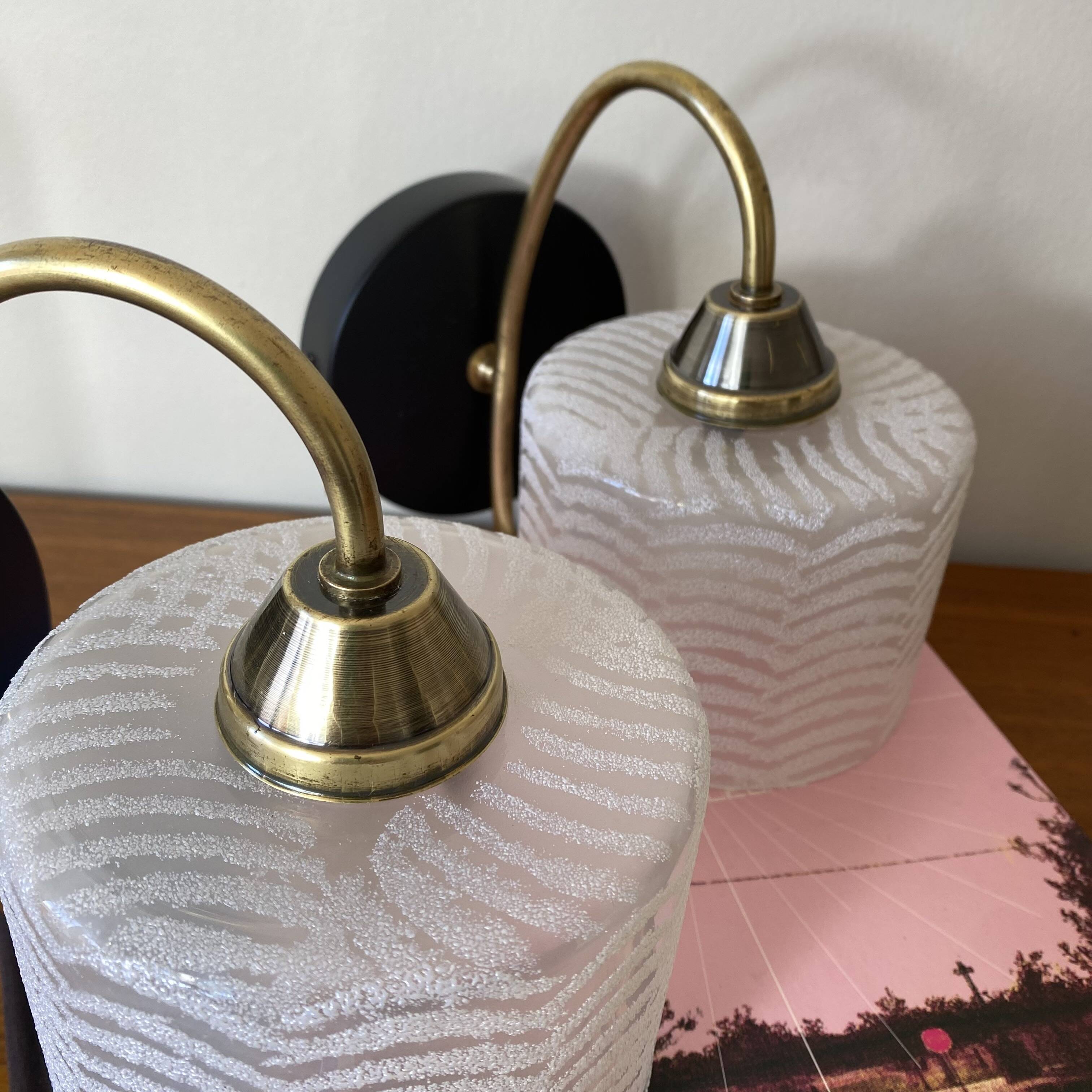 Paire d'appliques murales col de cygne en laiton et tulipe en verre blanc