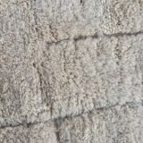 M'rirt Berber rug in ecru with geometric patterns in relief – 210x300 cm