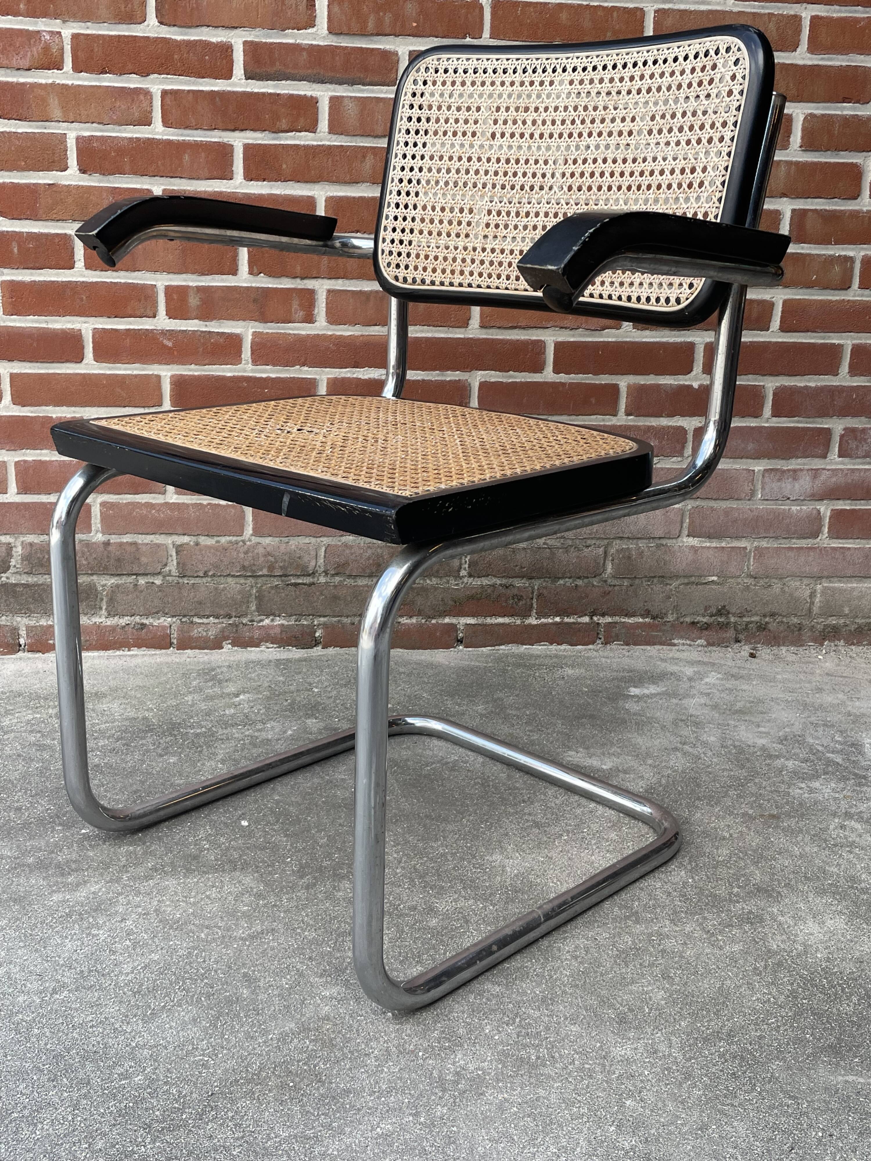 Chaise Cesca B64 avec accoudoirs by Marcel Breuer Design en noir