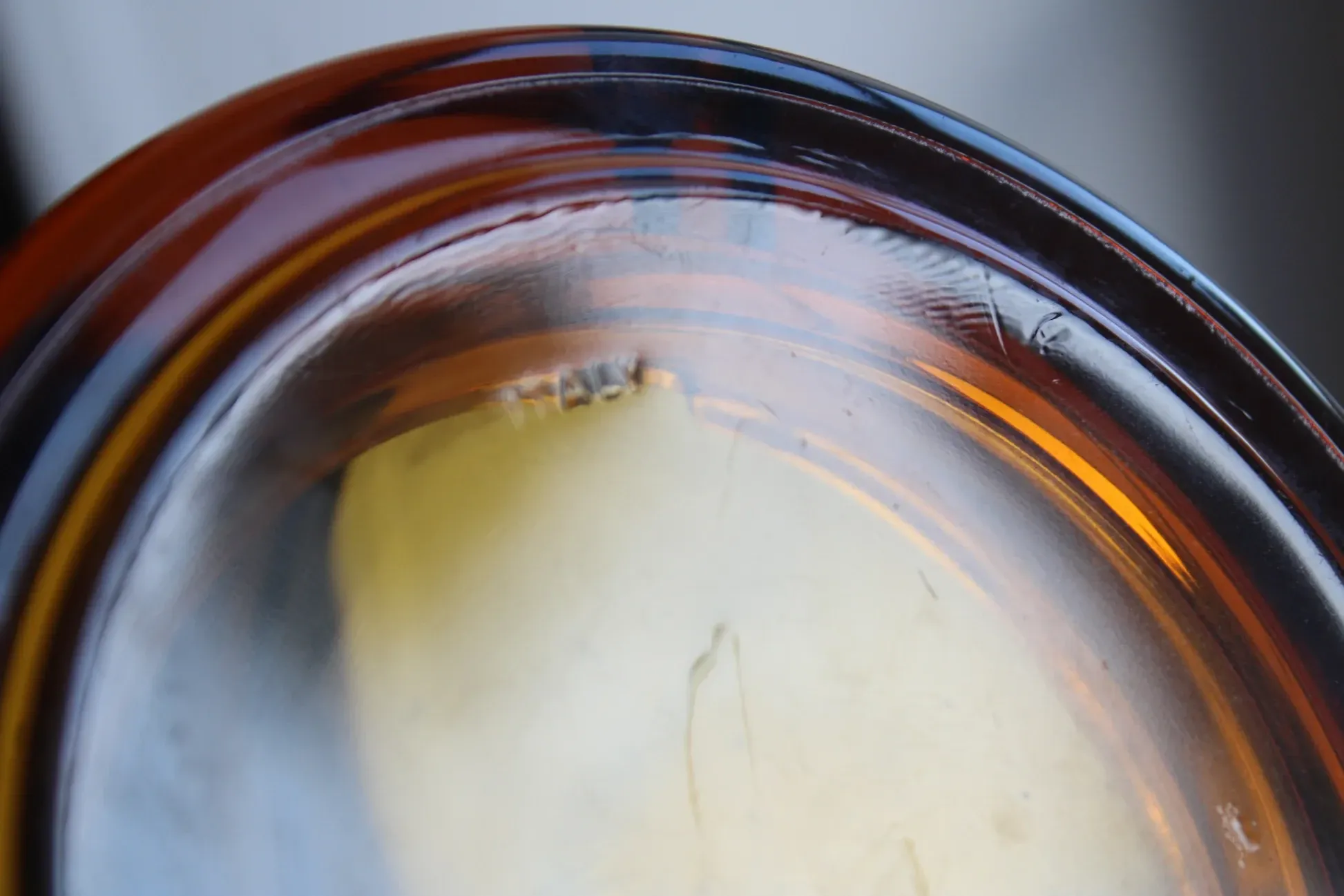 Vintage Italian round ashtray in thick amber glass – Ø 15 cm