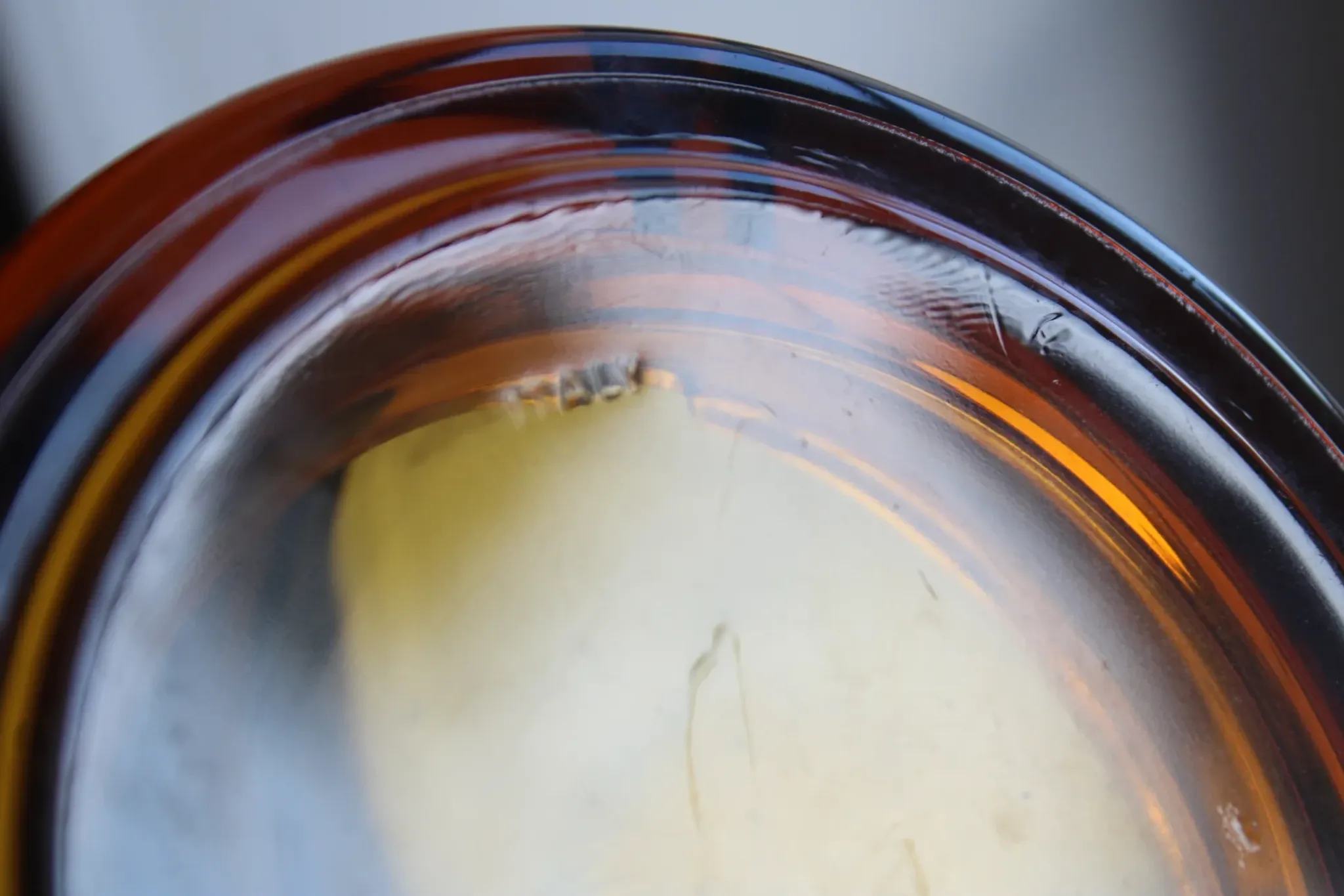 Vintage Italian round ashtray in thick amber glass – Ø 15 cm