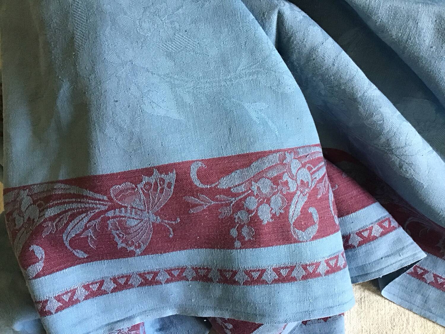 Nappe muguet papillons  bleue et rouge 160x240