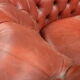 Paire de fauteuils chesterfield