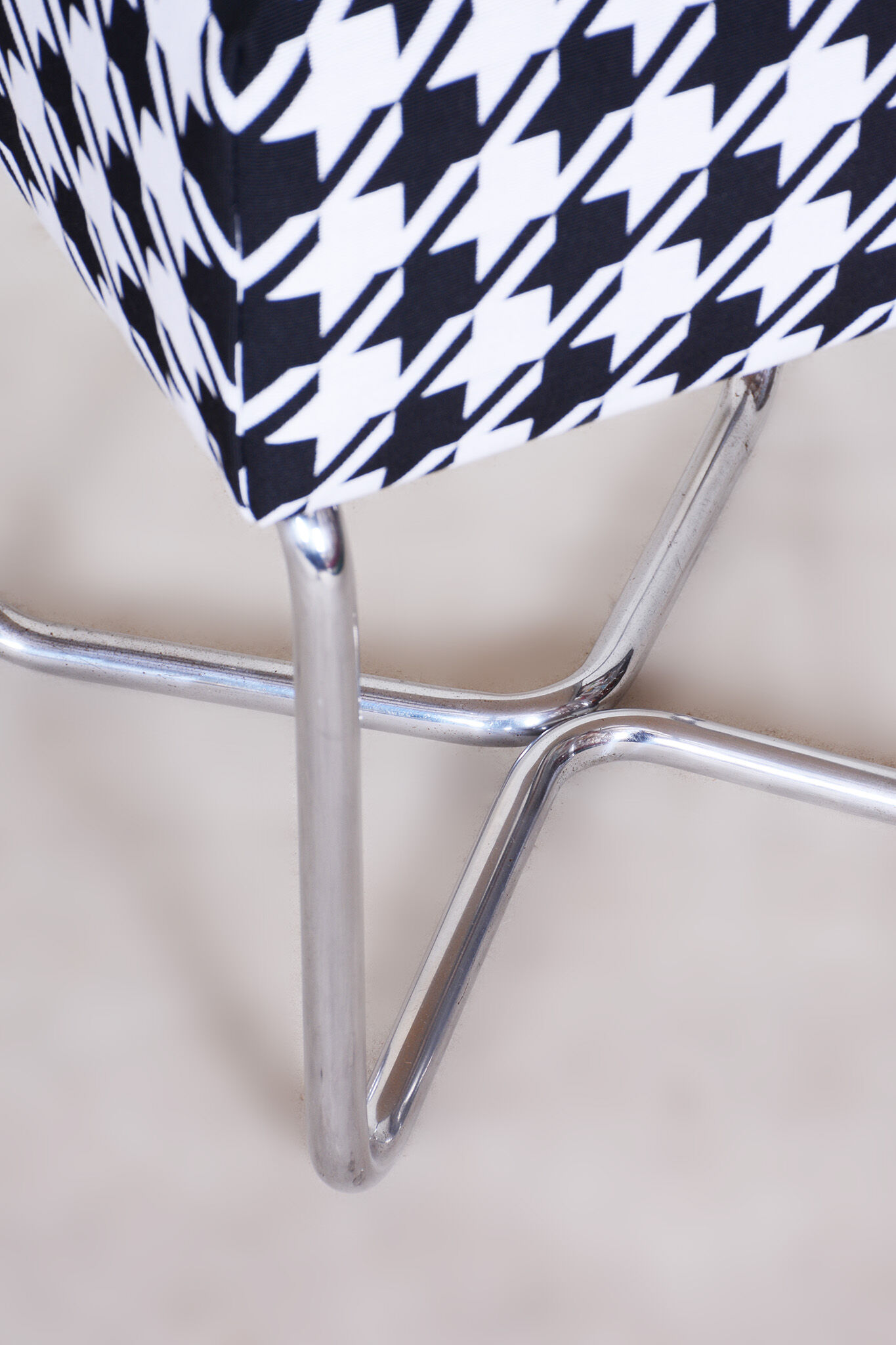 Tabouret chrome noir et blanc de sab fabriqué dans les années 1930 nouveau rembourrage