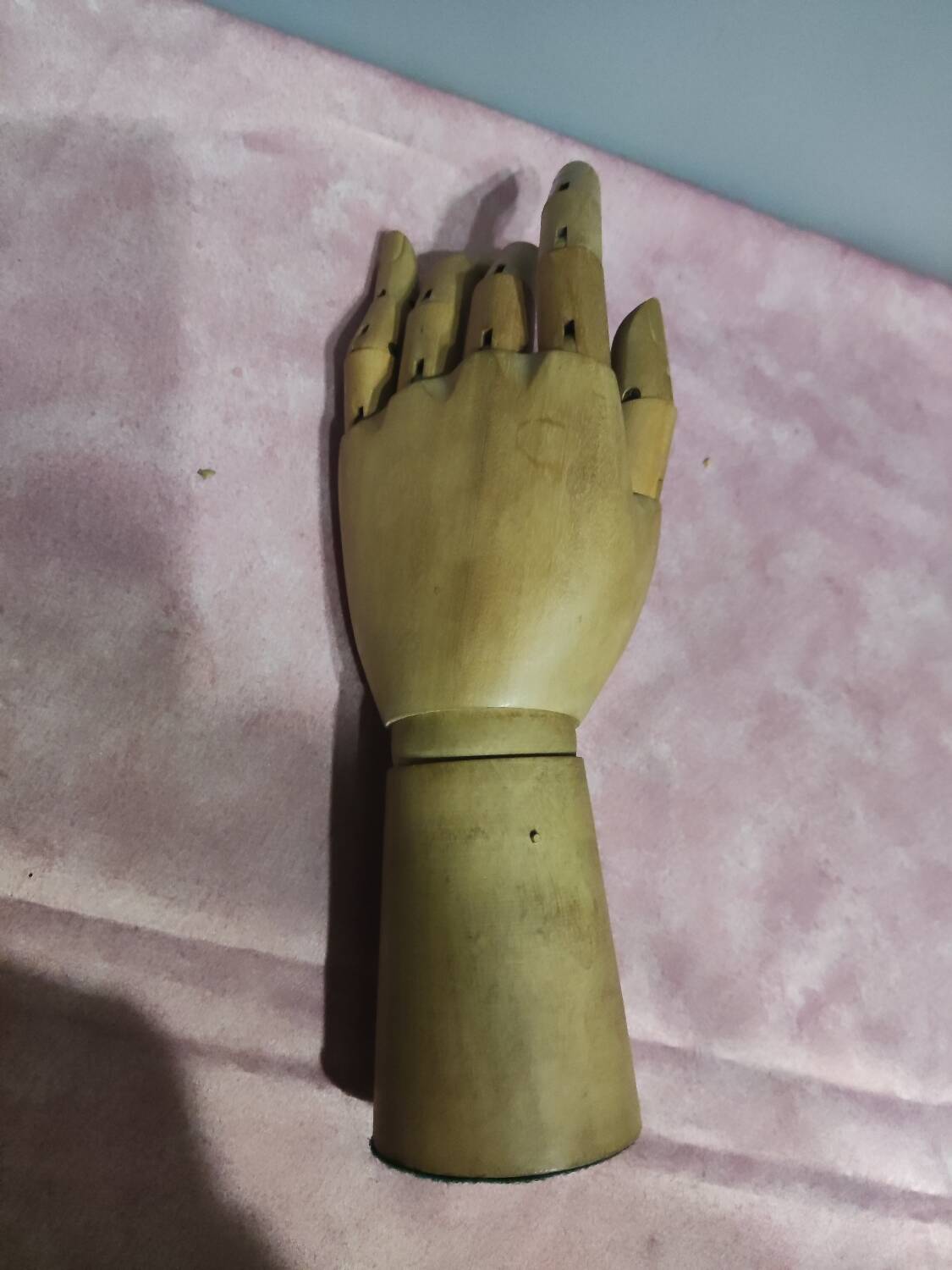 Articulated hand for wood drawing