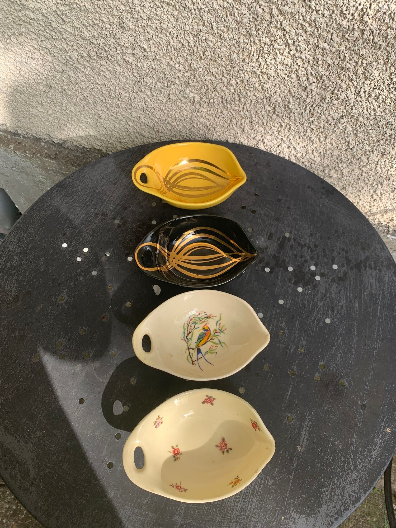 4 enameled ceramic bowls with gold or bird or flower pattern decoration, design and vintage 1950
