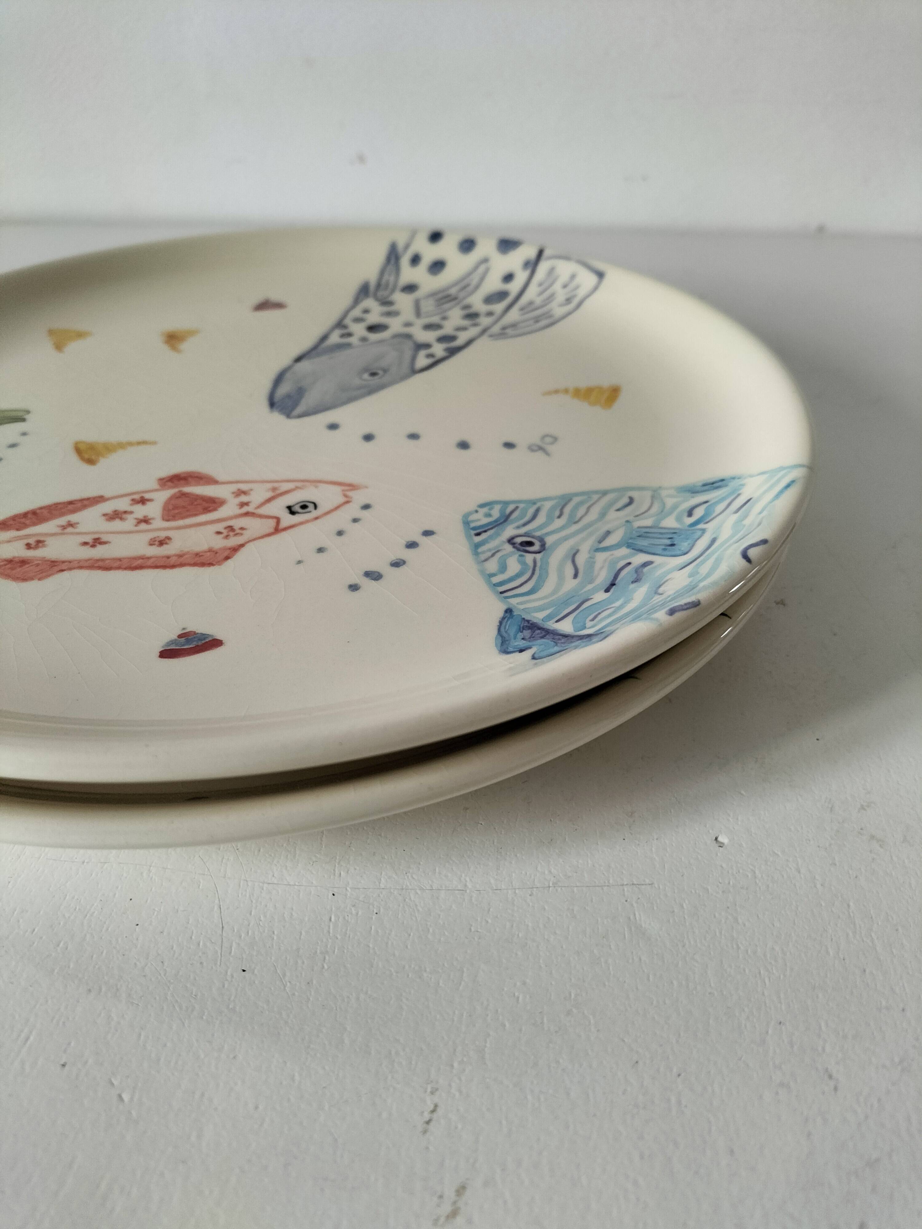 Set of two large ceramic plates – fish "head to tail" design