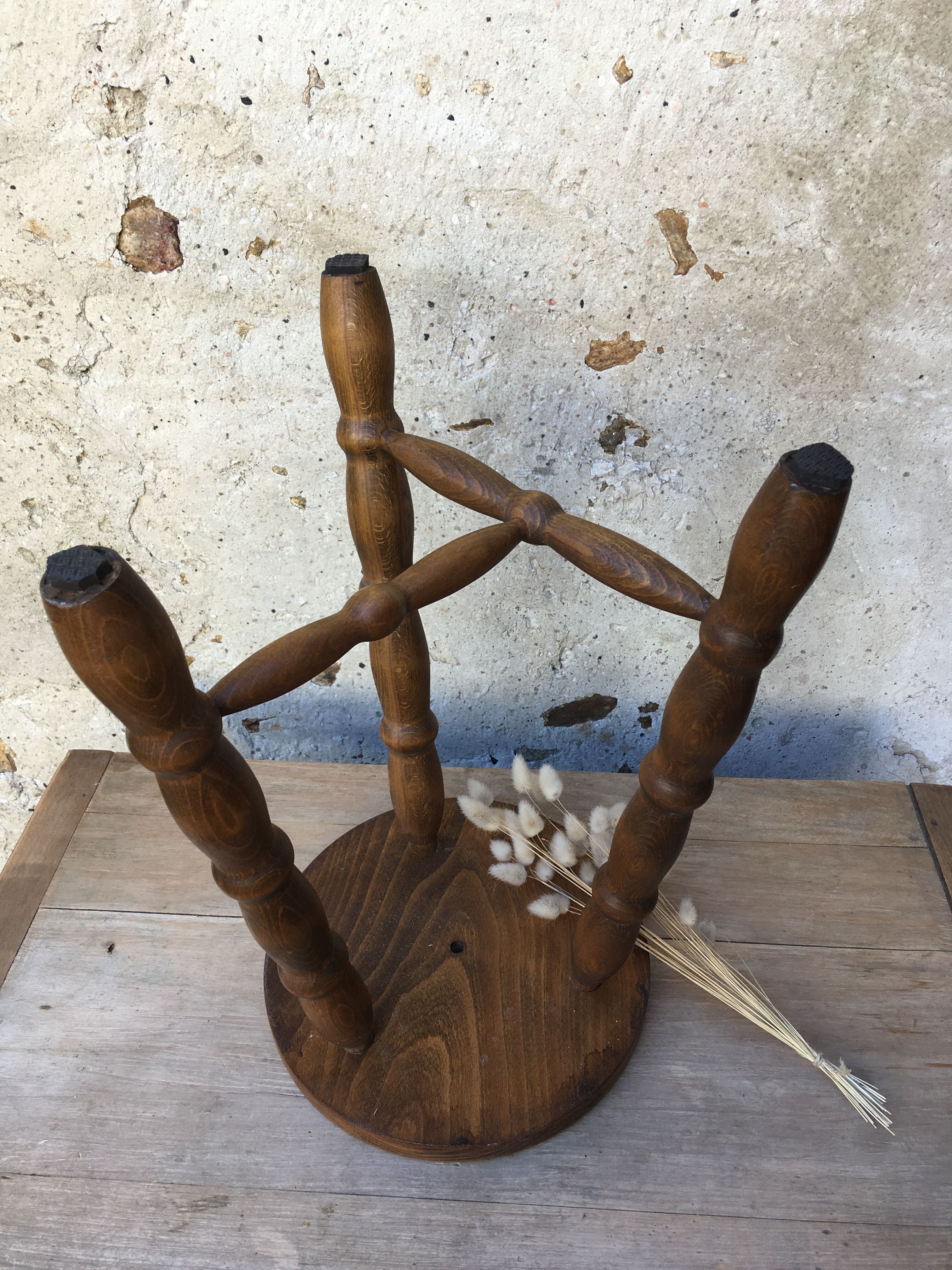 Tabouret de ferme tripode en bois tourné