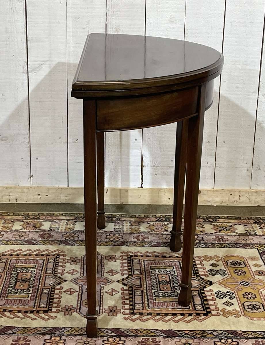 English game table in mahogany from the early 20th century.