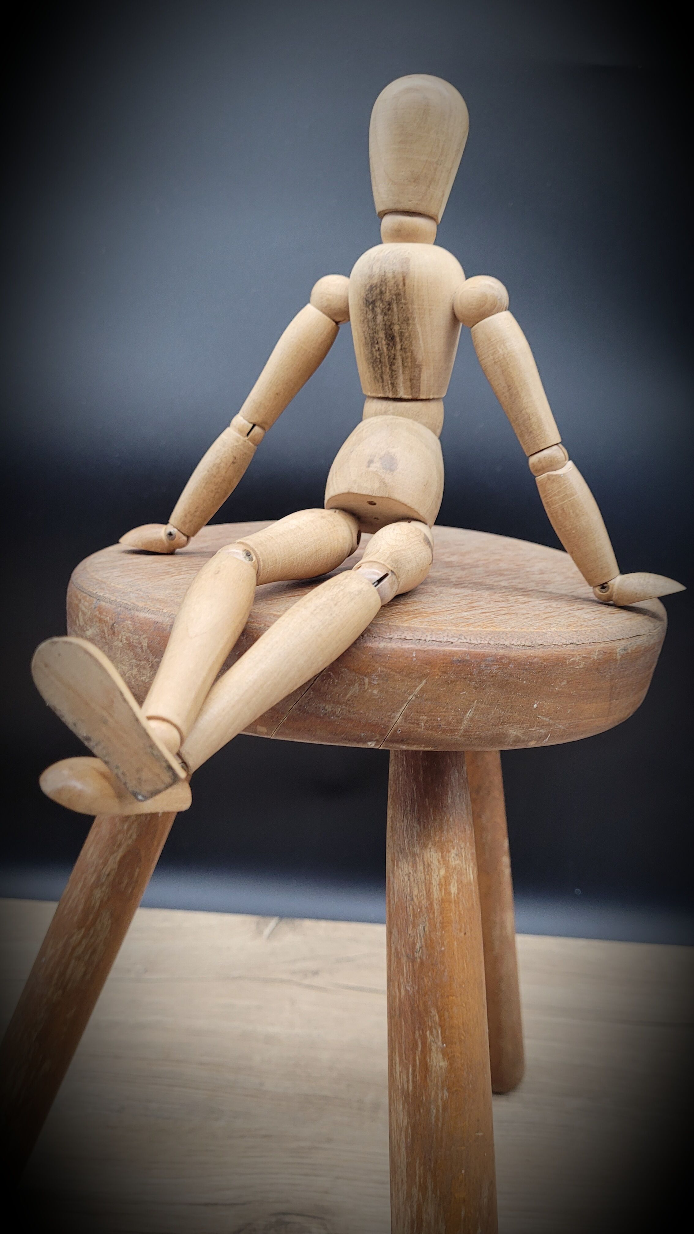 Cowherd stool tripod round solid wood
