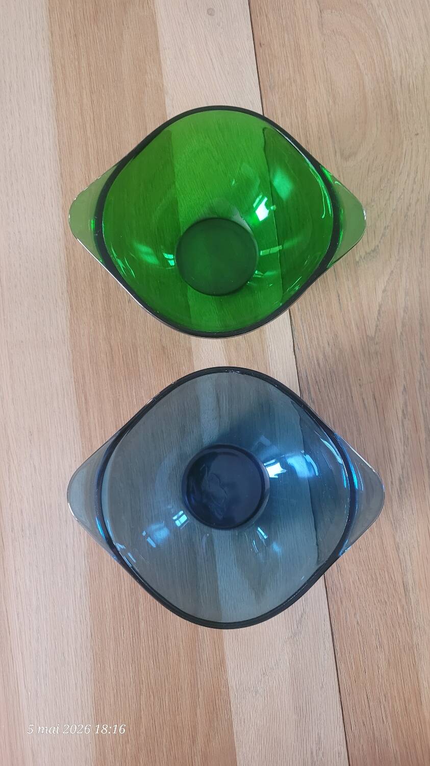 2 ear bowls in coloured glass Vereco