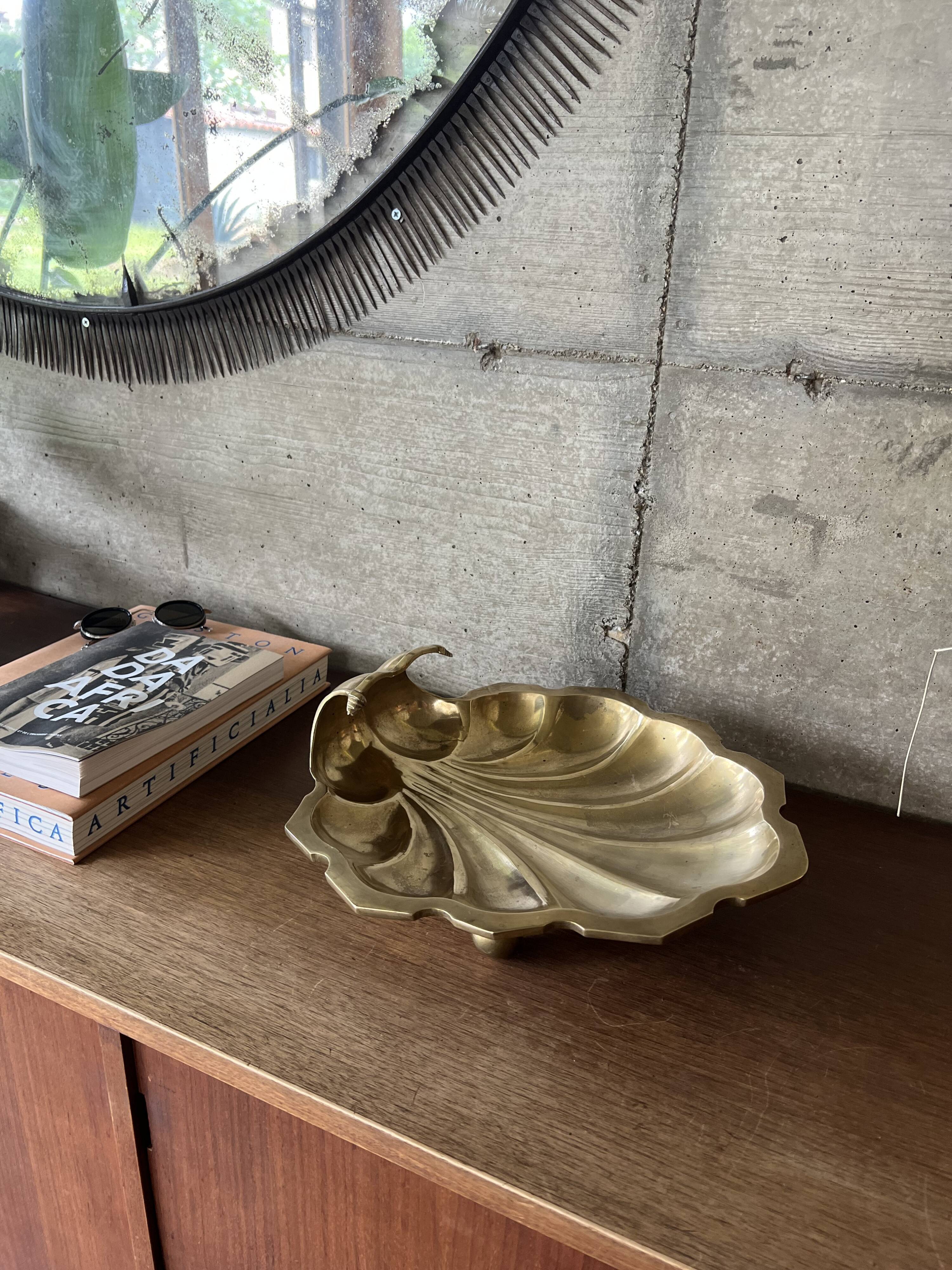 Empty pocket scallop in brass from the 50s