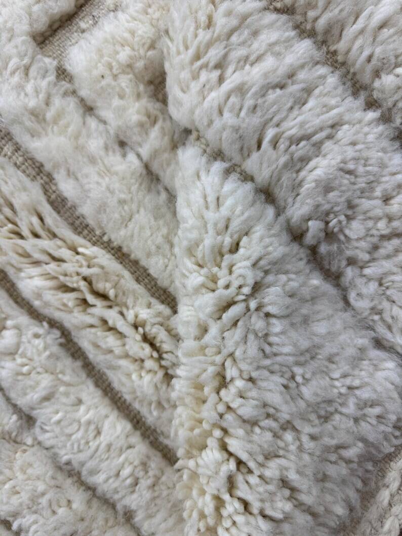 Moroccan Berber rug in natural wool 250cm x 150cm