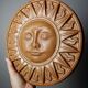 Plaque murale soleil anthropomorphe en terre cuite patinée, Italie 1996
