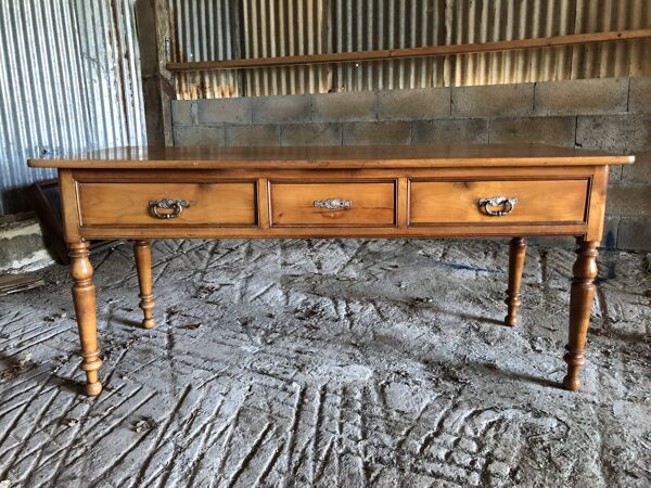 Table / bureau de style Louis Philippe à 3 tiroirs en cerisier massif et piétement tourné