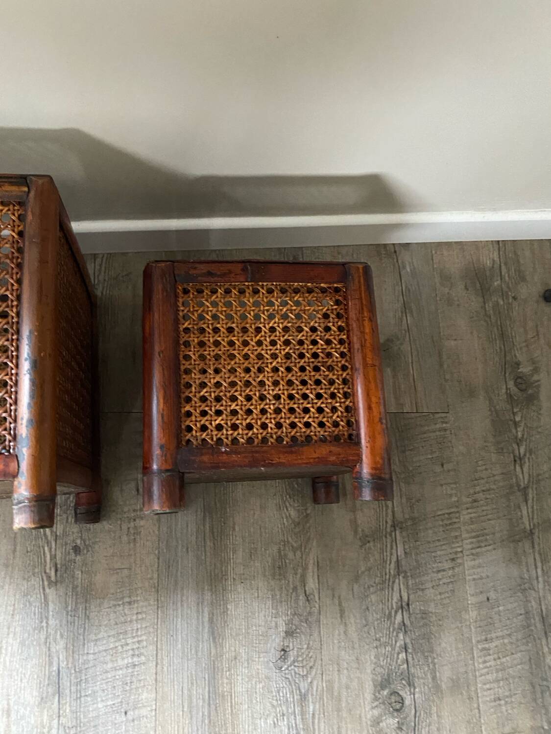 Caches-pots vintage en bois et cannage
