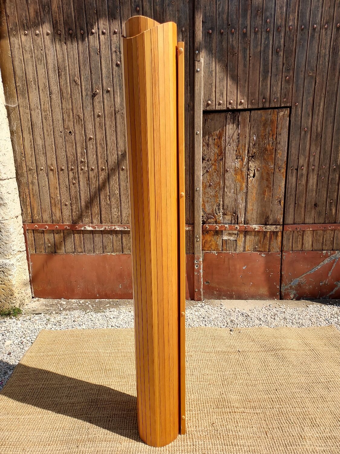 Articulated wooden screen