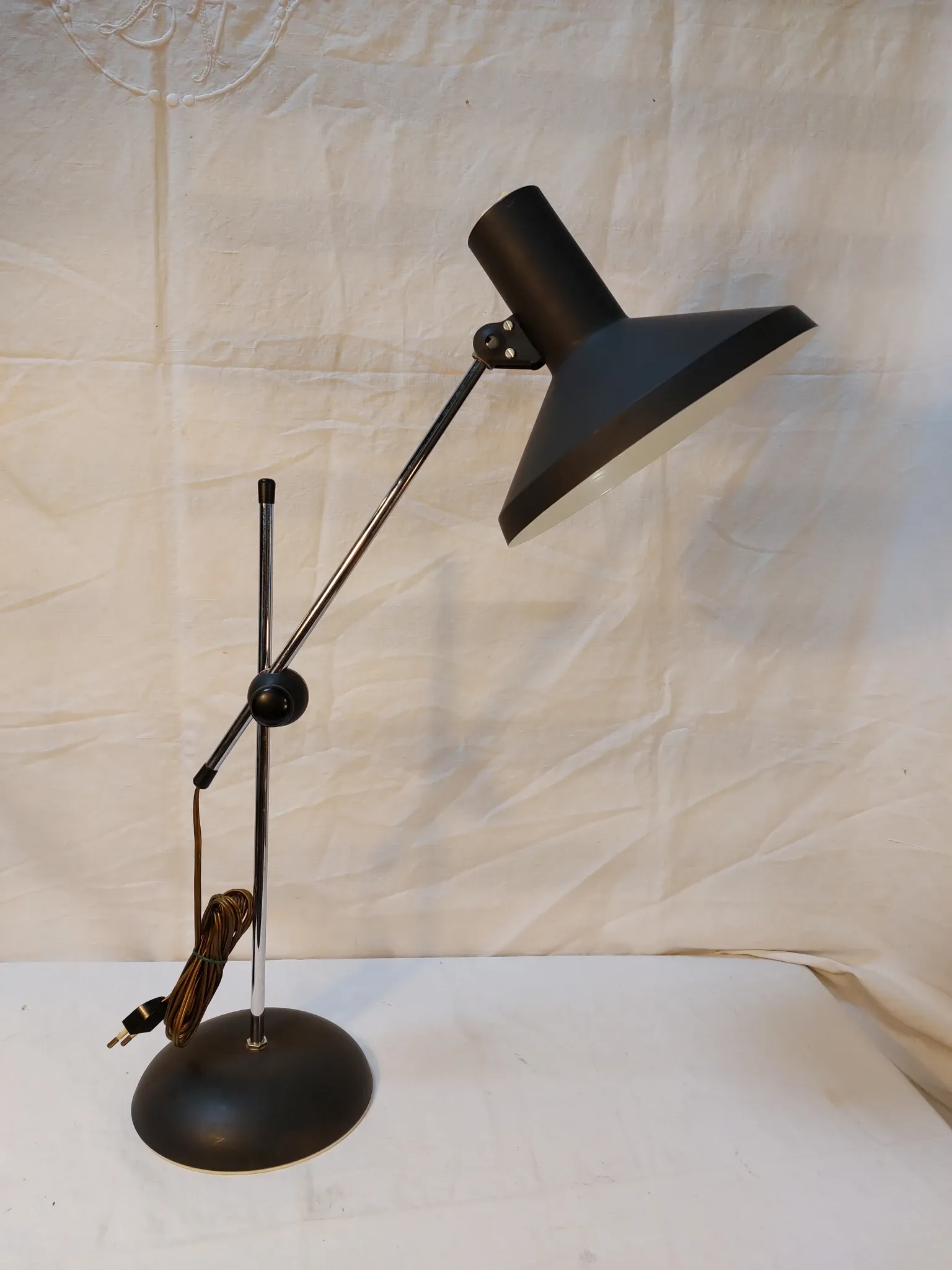 Vintage adjustable desk lamp in black metal and chrome, 1950s-70s.
