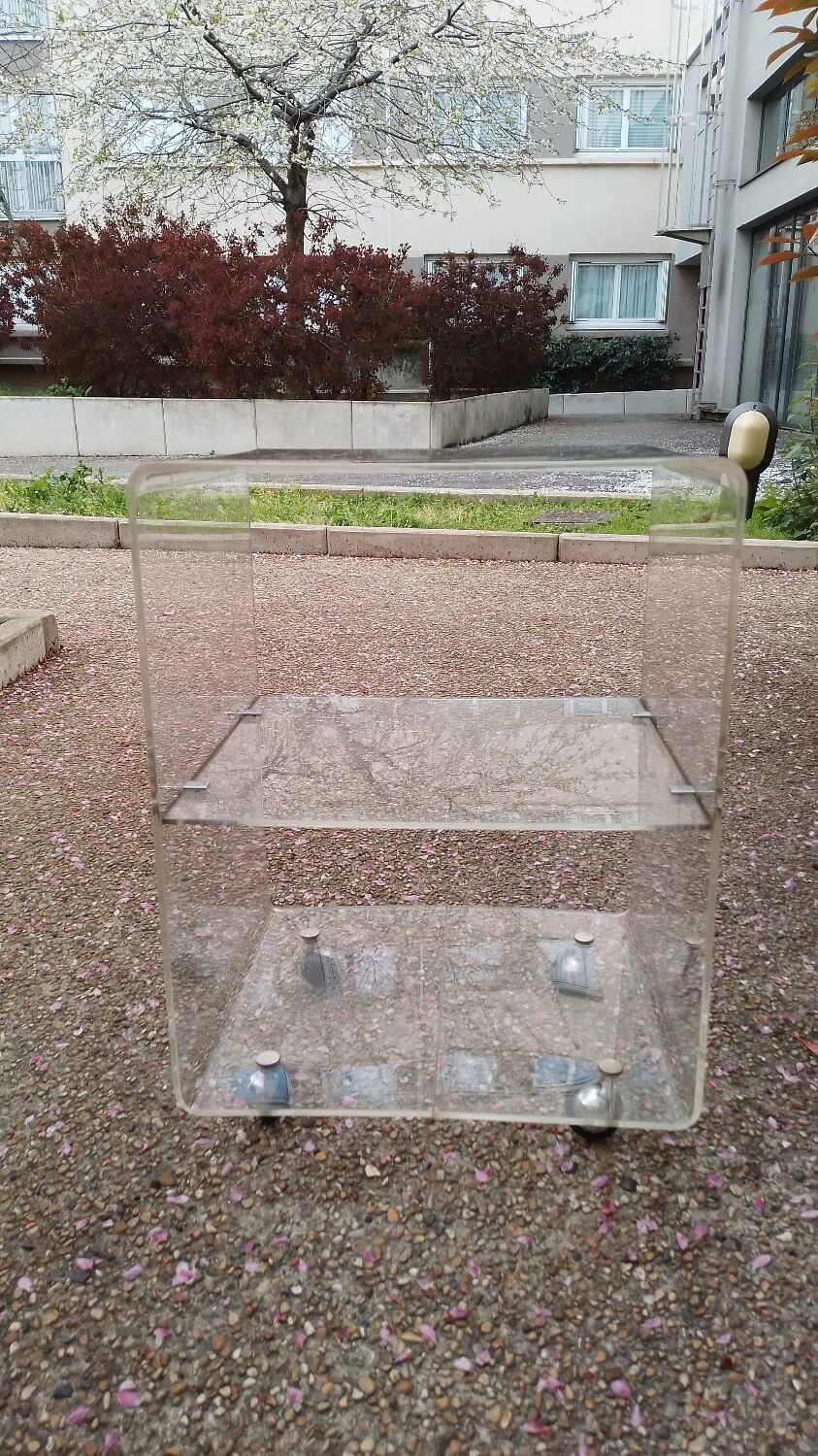 Meuble en plexiglas