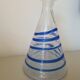 Vase/Carafe conique en verre
soufflé à décor de spirale bleue