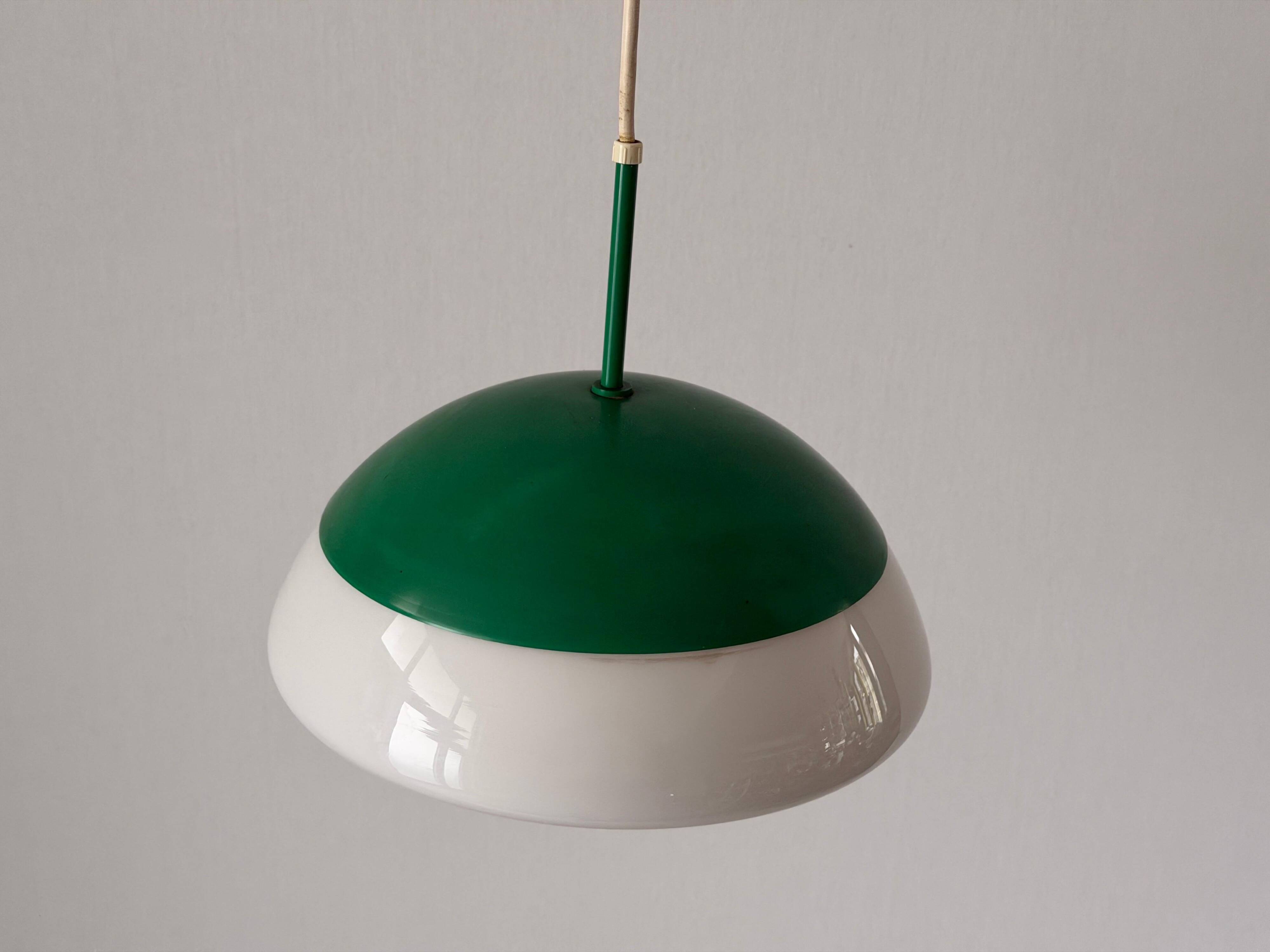 Suspension en métal vert et verre opale, années 1960, Germany