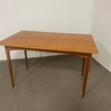 Extendable dining table