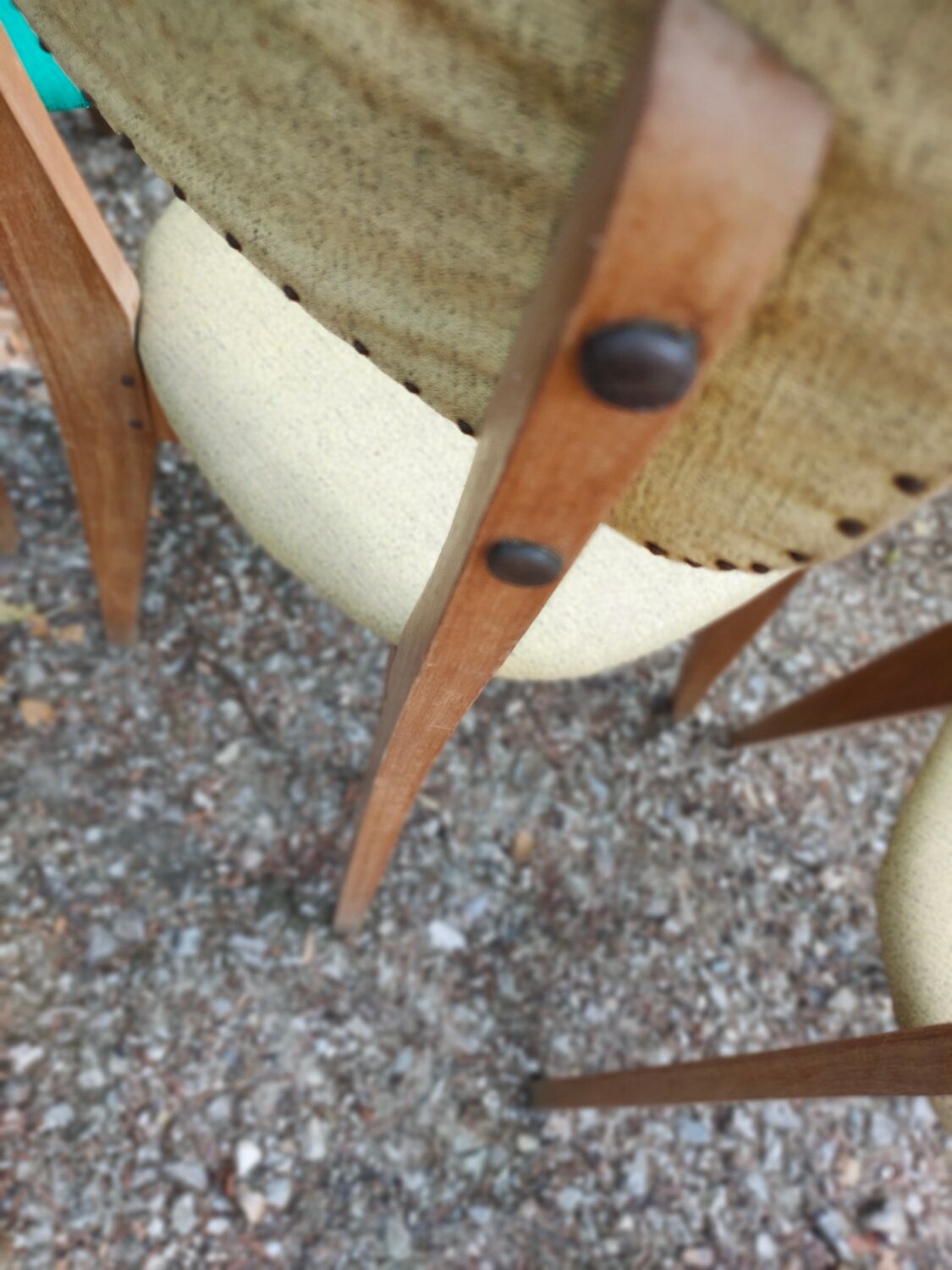 Set of 4 vintage chairs in wood and imitation blue leather dating from the 50s. Wooden structure. Seat and backrest in imitation leather 2 mint green and 2 yellow. Seating dimension: 46 cm. Good state of conservation, some traces of wear.