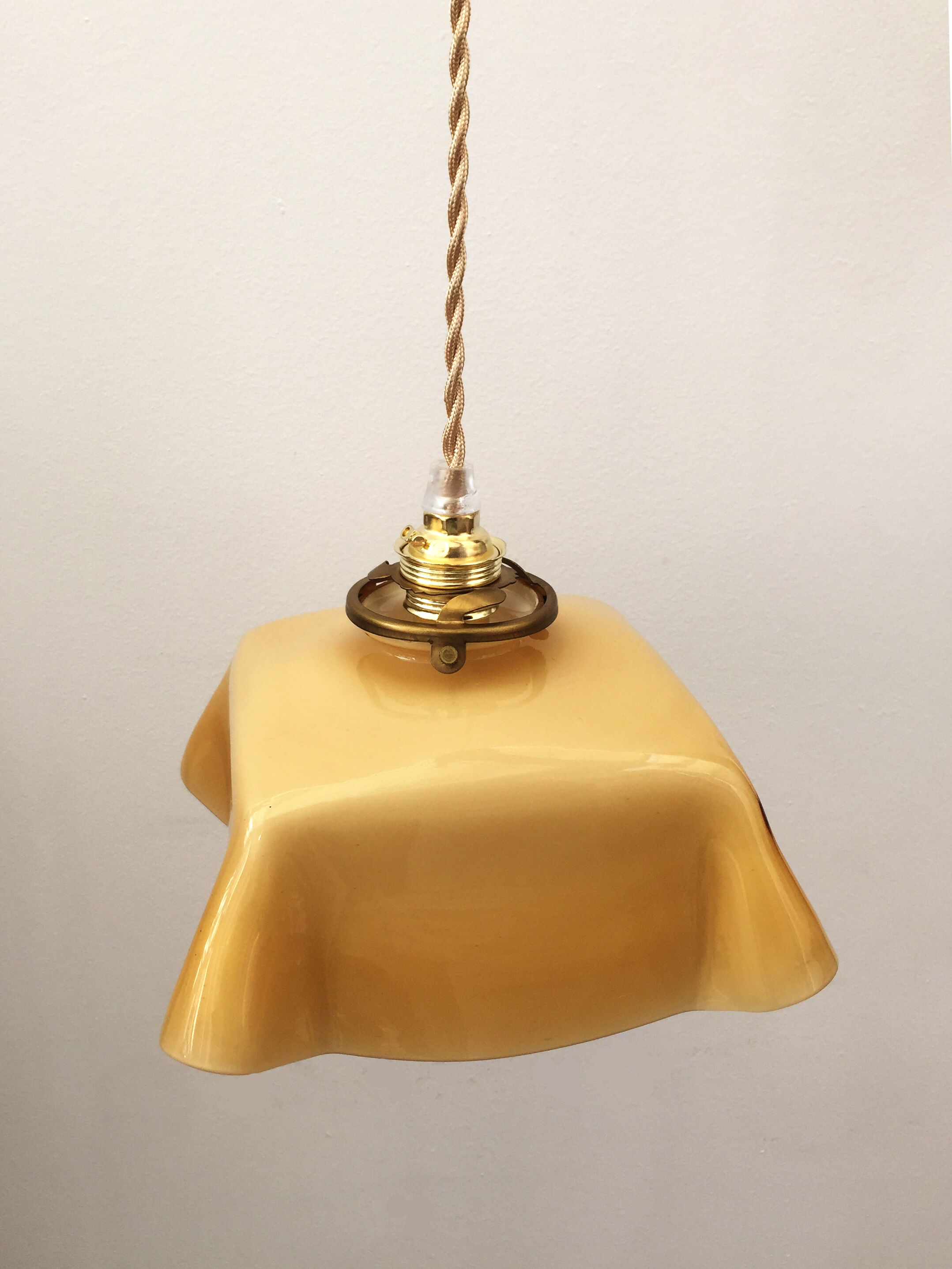 Suspension in pale yellow opaline