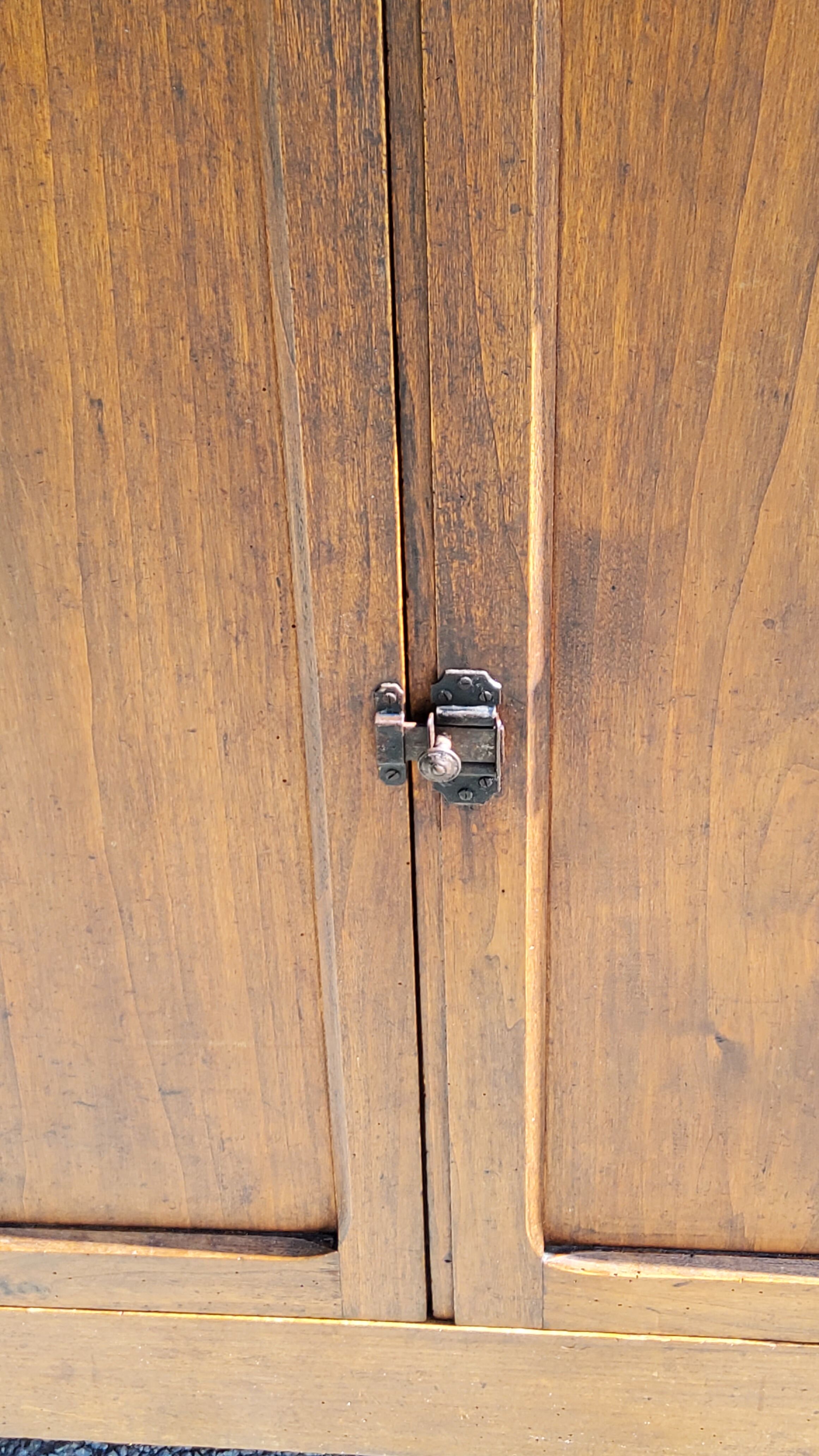 Buffet parisien à hauteur d’appui en peuplier 2 portes 2 tiroirs des années 20
