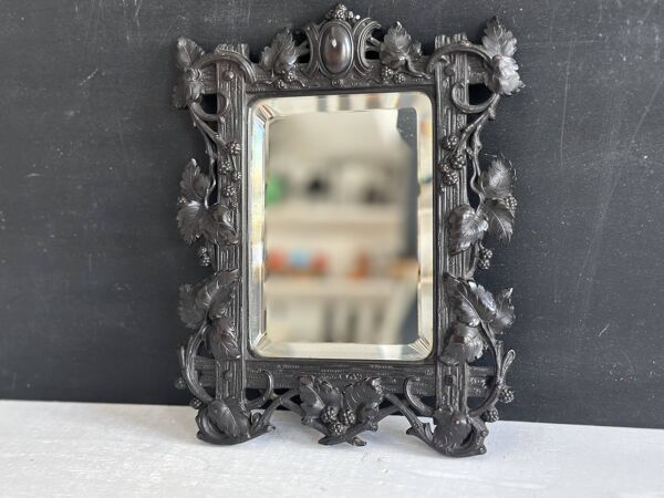 Petit miroir Napoléon III en gutta percha à décor de vigne, XIXe siècle