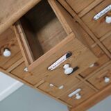 Armoire d'apothicaire allemande antique en pin avec boucliers en émail, années 1900