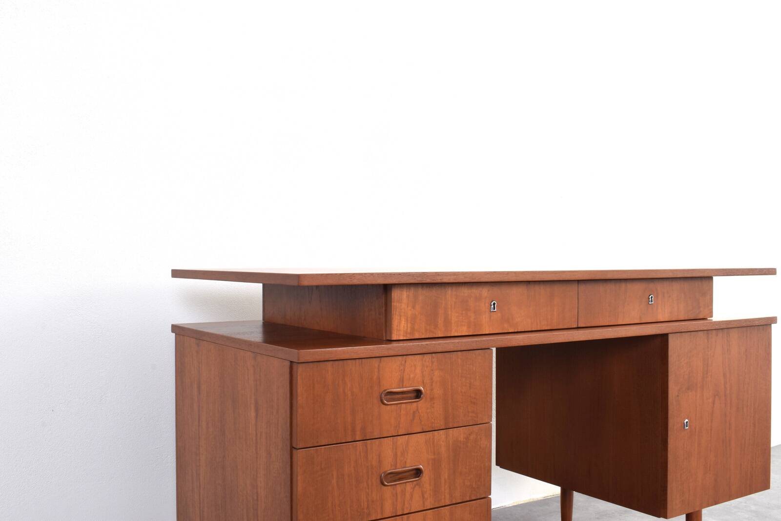 Bureau en teck des années 1960.