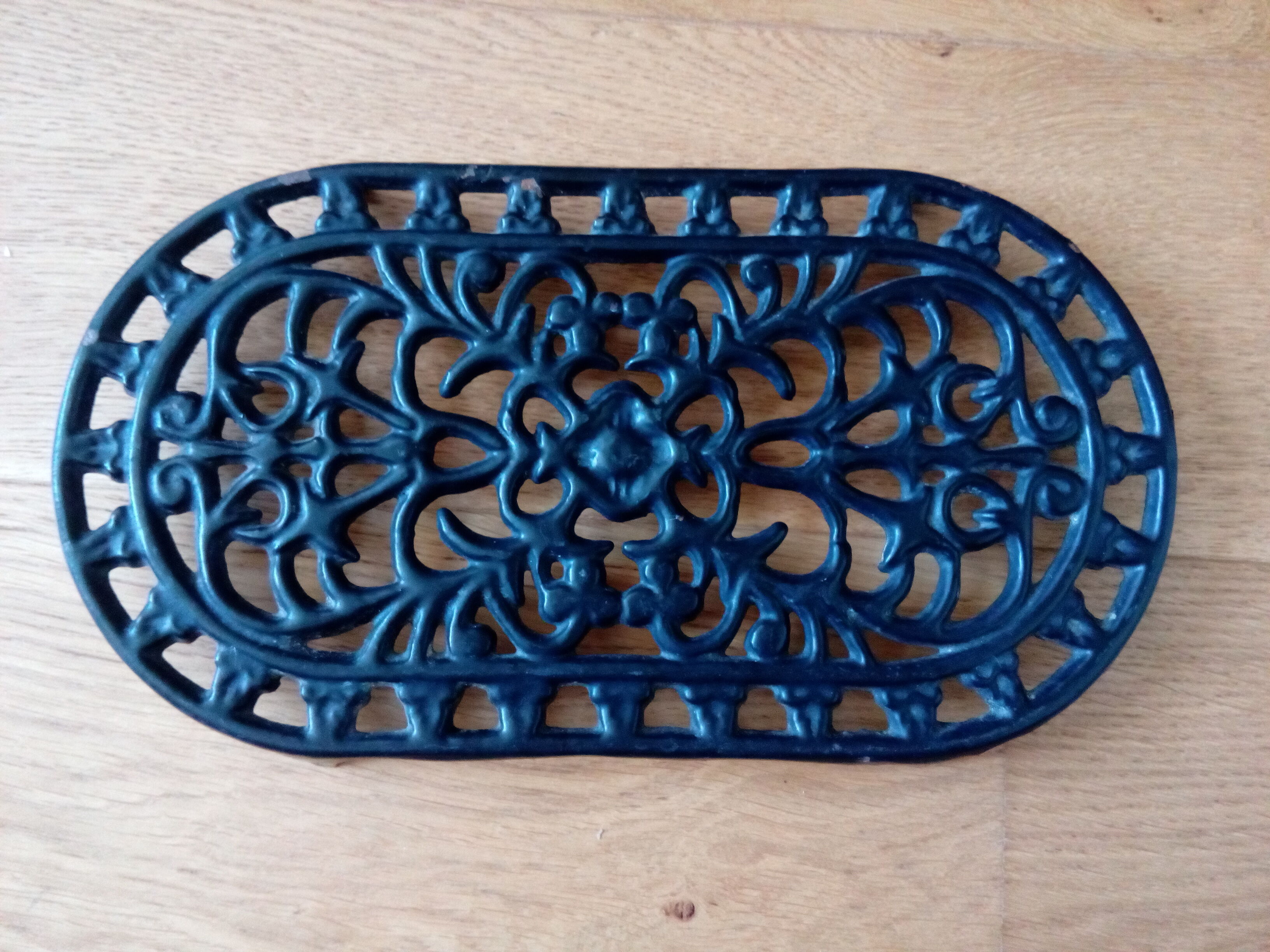 Black enamelled cast iron dish
