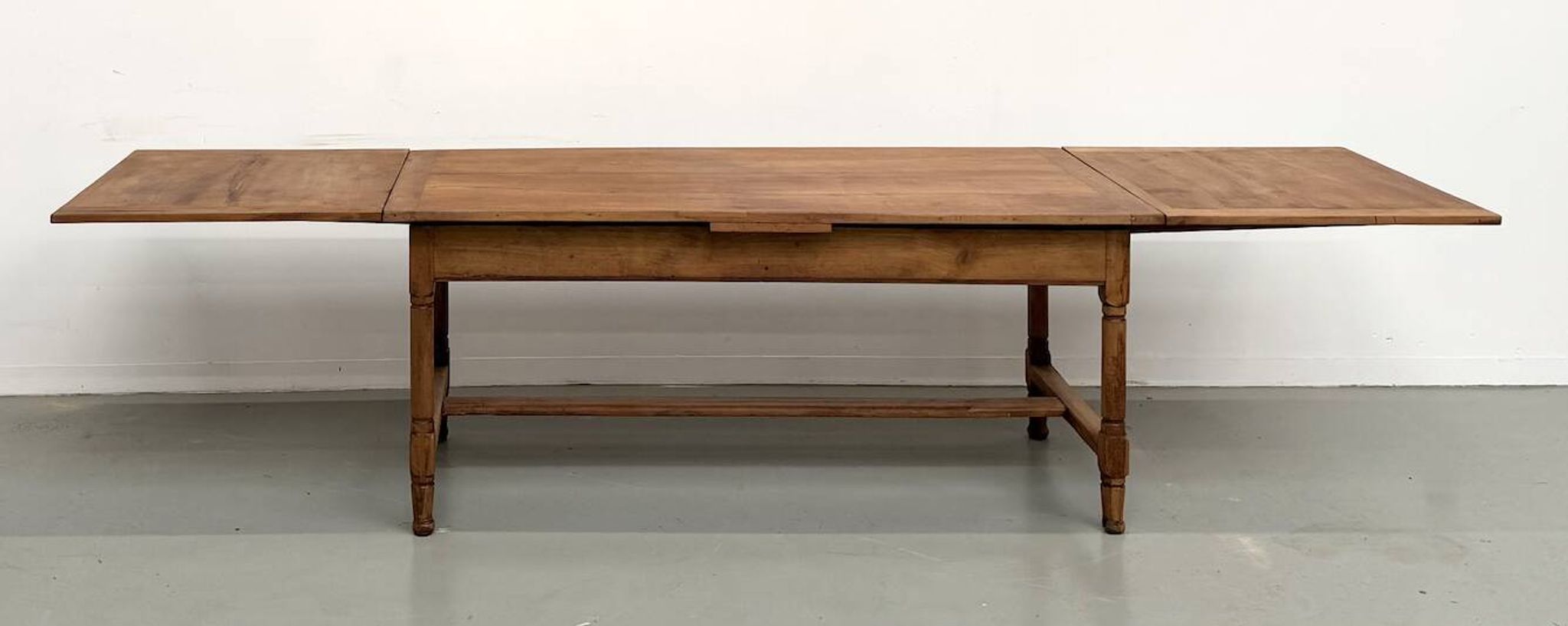 Grande table de ferme à rallonges en merisier massif - Années 1900