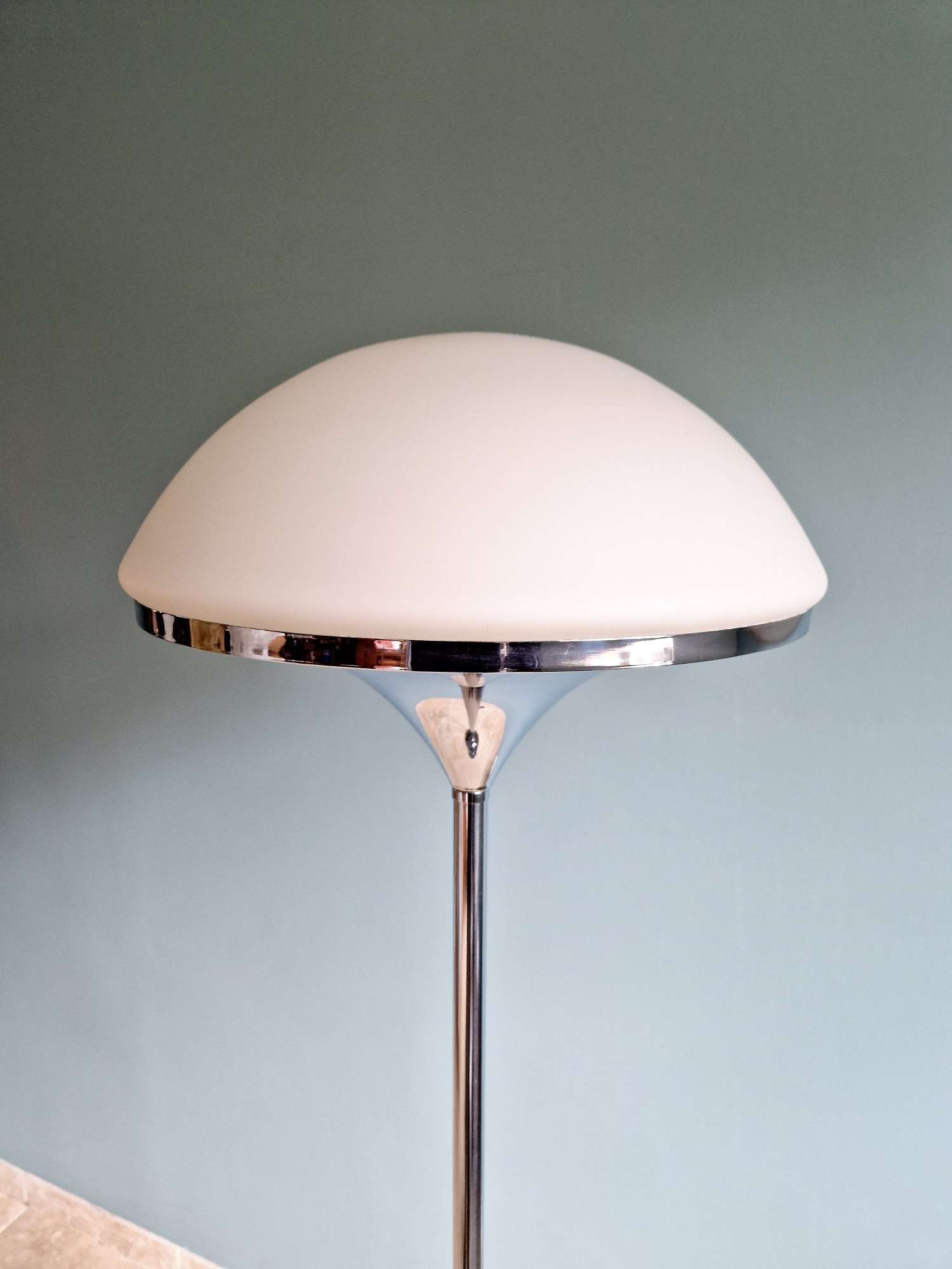 Modernist floor lamp in chrome metal and satin glass, 1960.