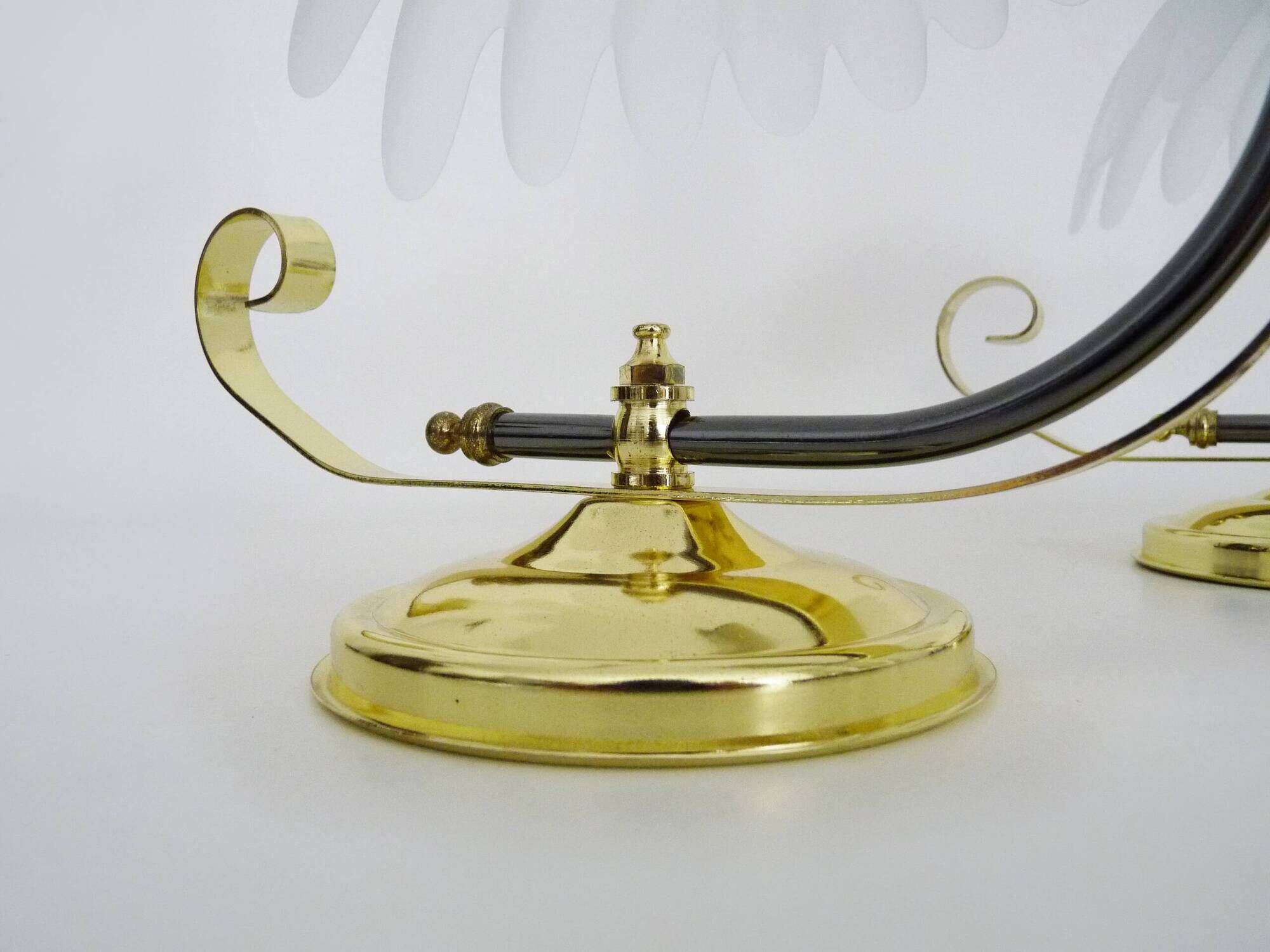 Pair of shell wall lights in glass and gold-plated metal. 1980s