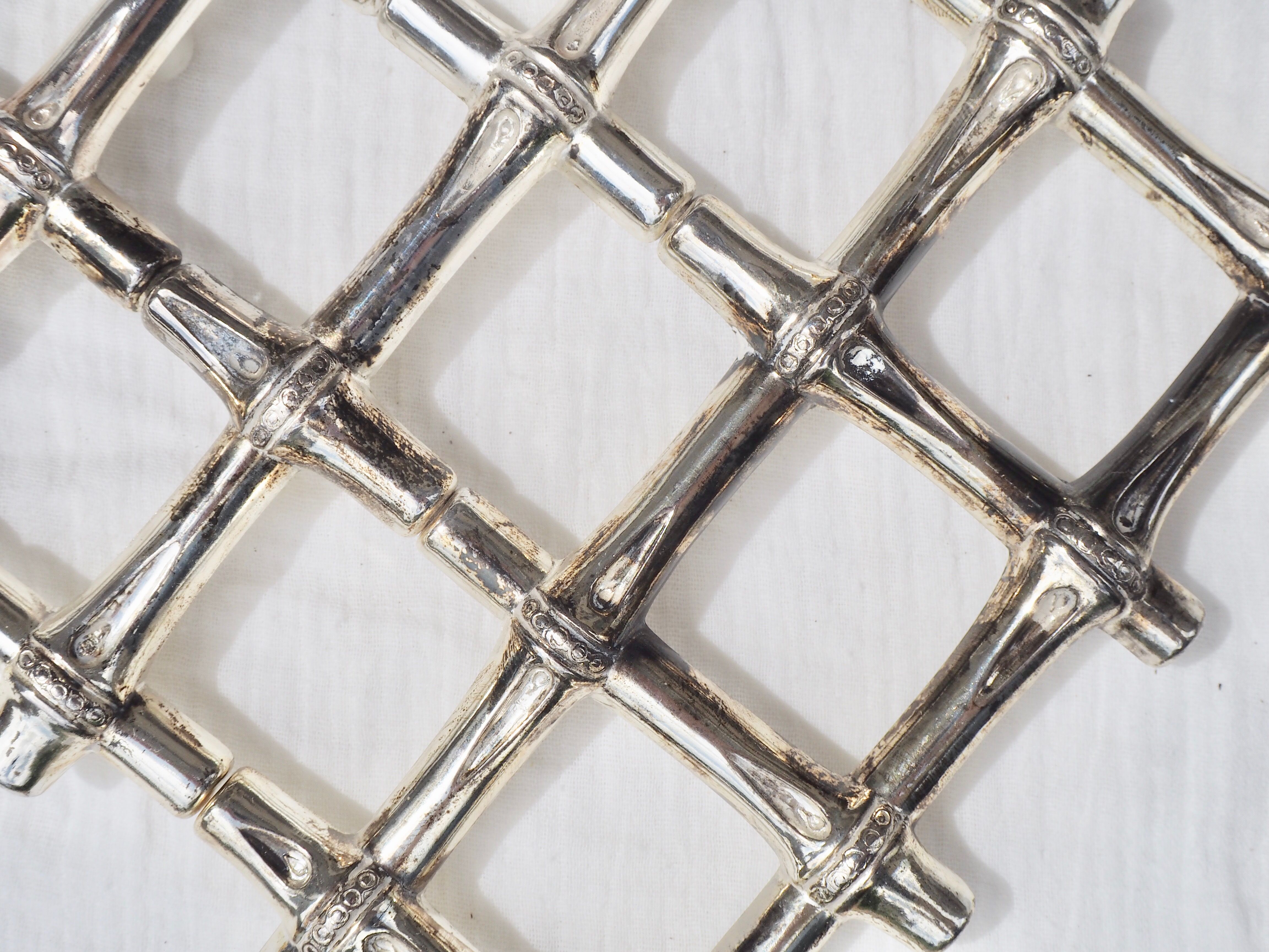 Bamboo-style silver underside