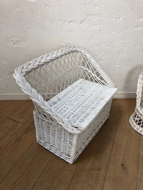 Sofa / white wicker chest