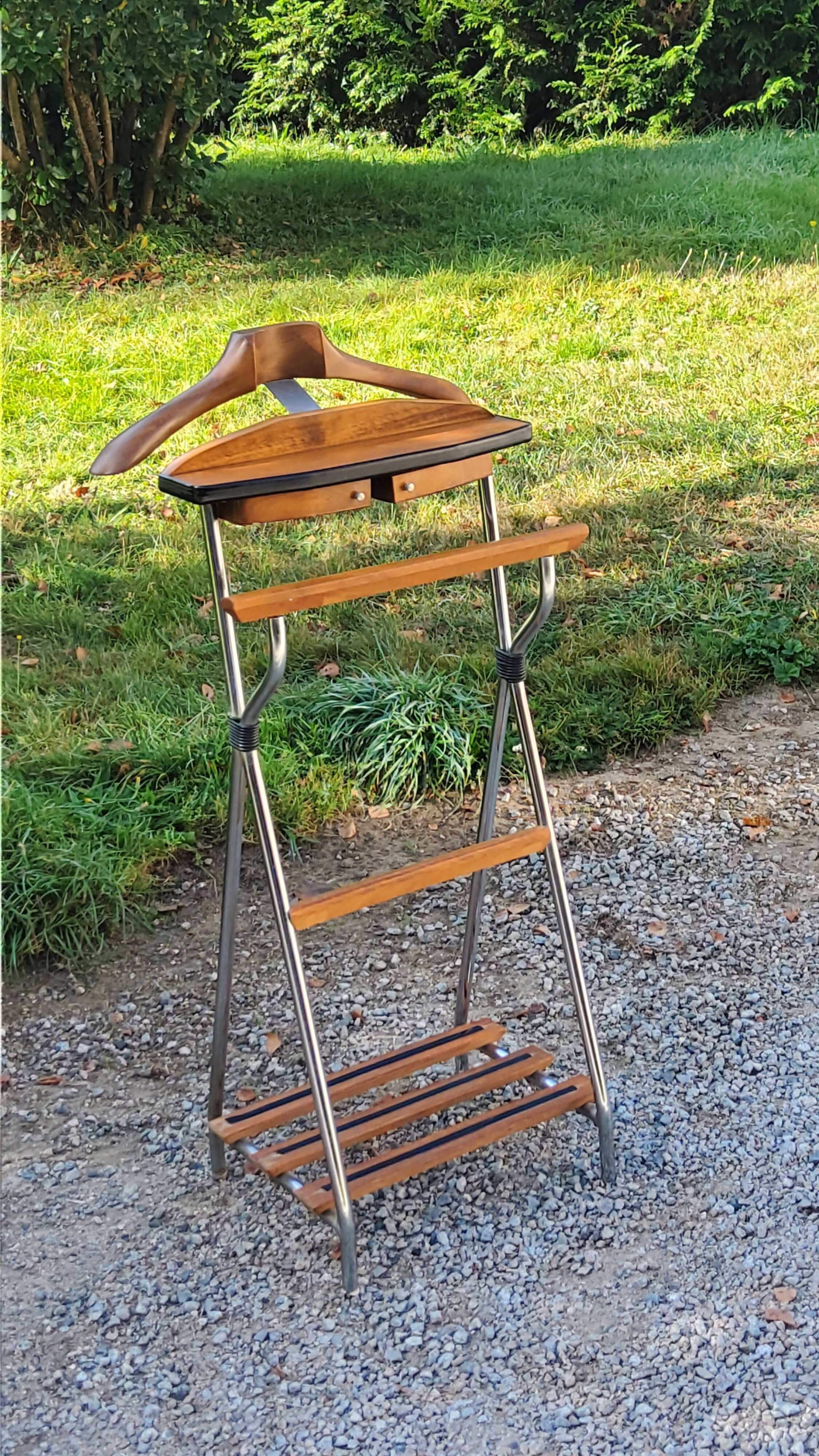 Vintage valet in wood, chrome metal and vinyl from the 60s