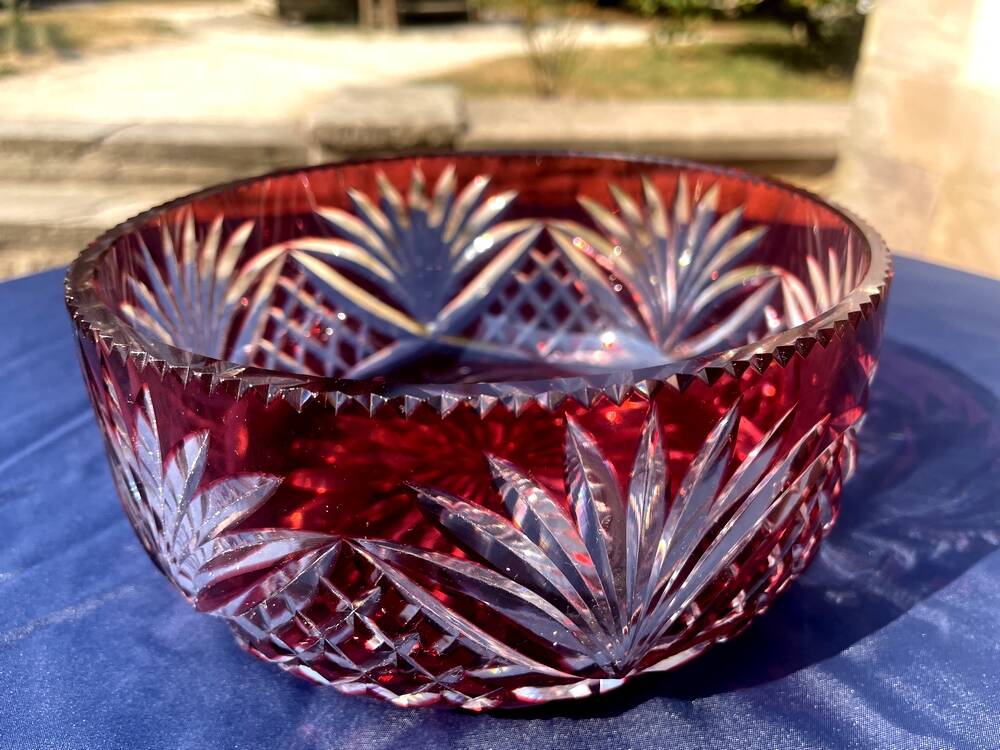 Fruit bowl or centrepiece in ruby red st. louis crystal décor.