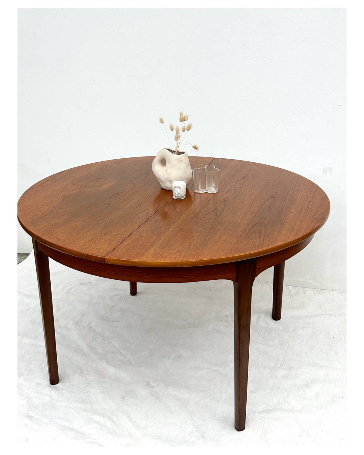 Scandinavian round table with extension