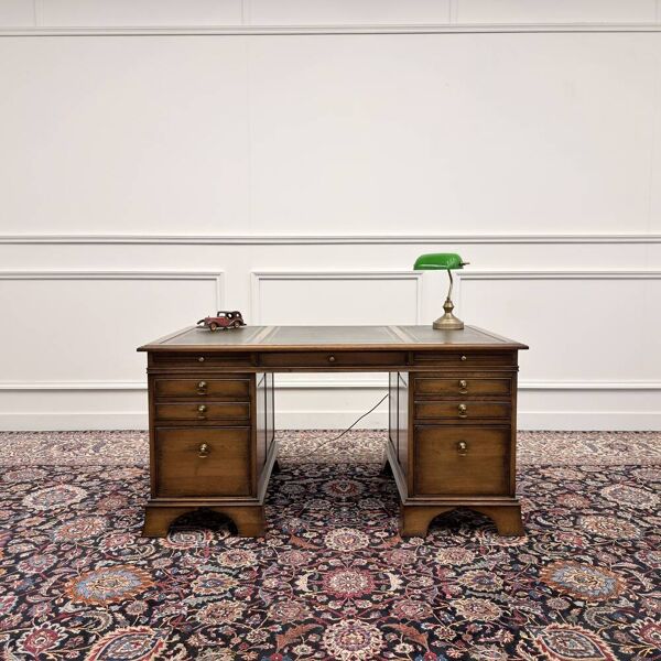 Bureau Chesterfield RAC Classic English
