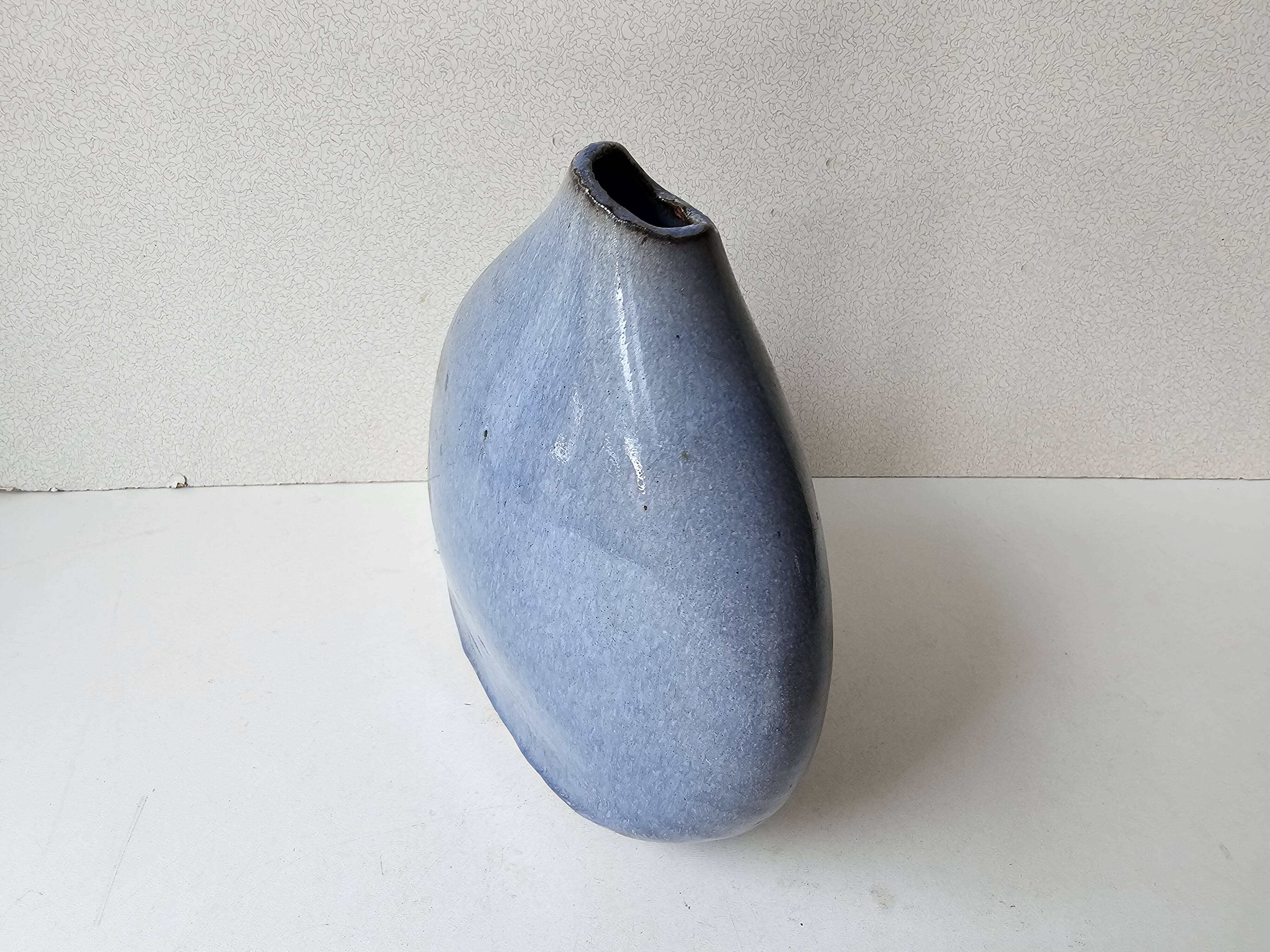 Free-form blue glazed ceramic vase - Height 17cm