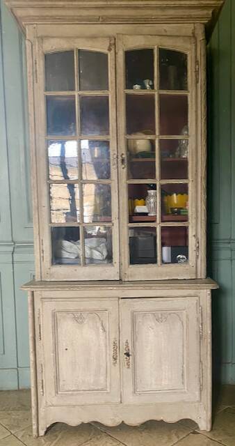 Small shabby two-body buffet