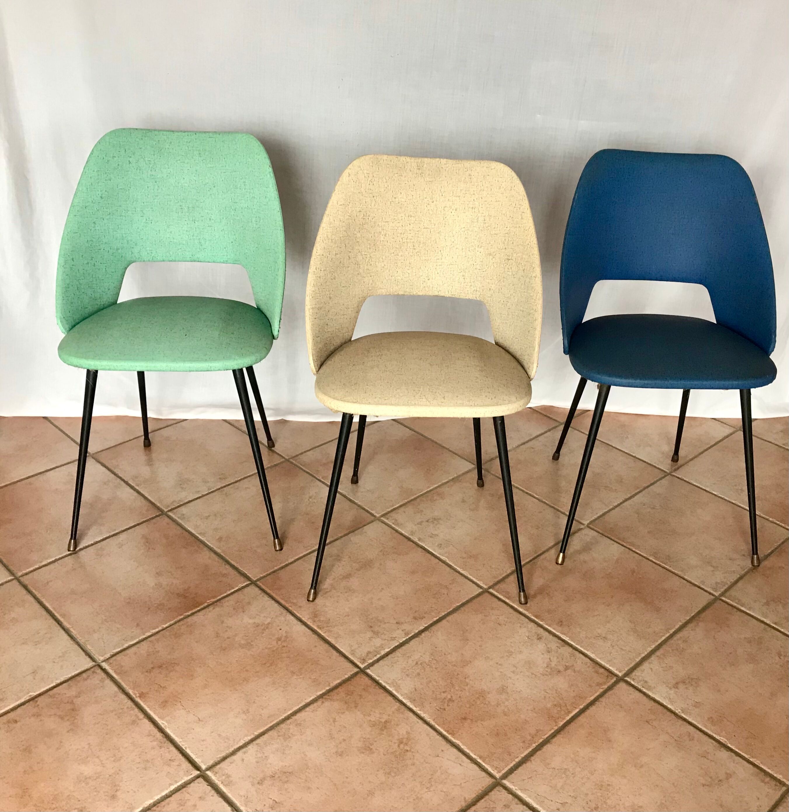 3 chaises tonneau années 50/60 skaï