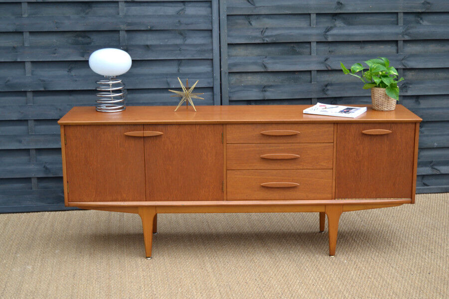 Enfilade anglaise par Jentique en teck